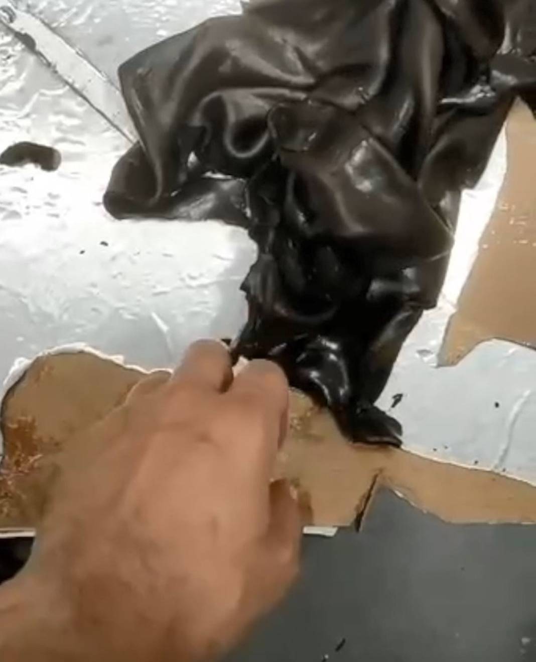 Suntanın içinden öyle bir şey çıktı ki polisler bile şaştı kaldı! Kargoyu gideceği yere takip ettiler 7